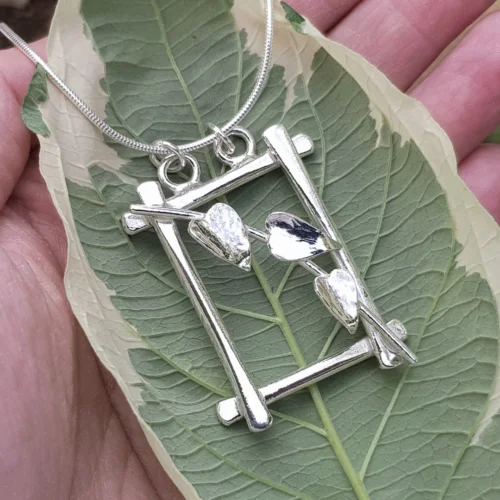 PeachTreePig - Three-leaved ivy vine on an oblong shaped frame, sterling silver pendant necklace (© PeachTreePig)
