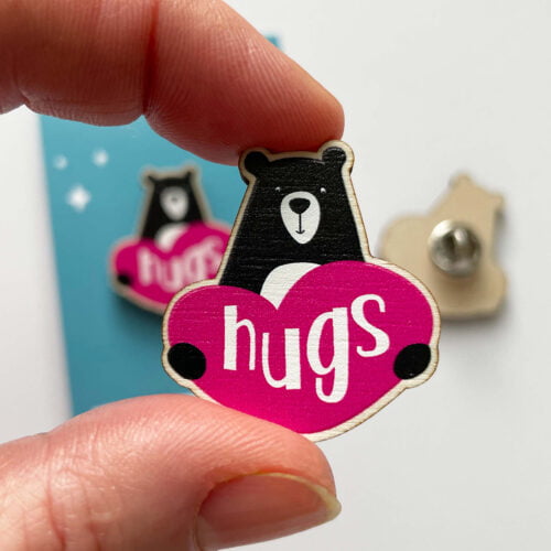Ollie&Frey, Wooden badge with a bear holding a heart that says 'hugs'